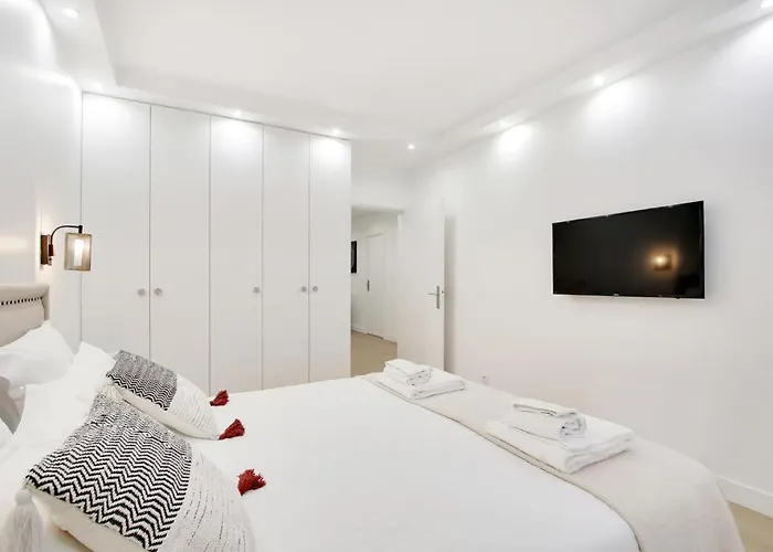 TROCADERO/ EIFFEL TOWER - 3 Bedrooms- All New!