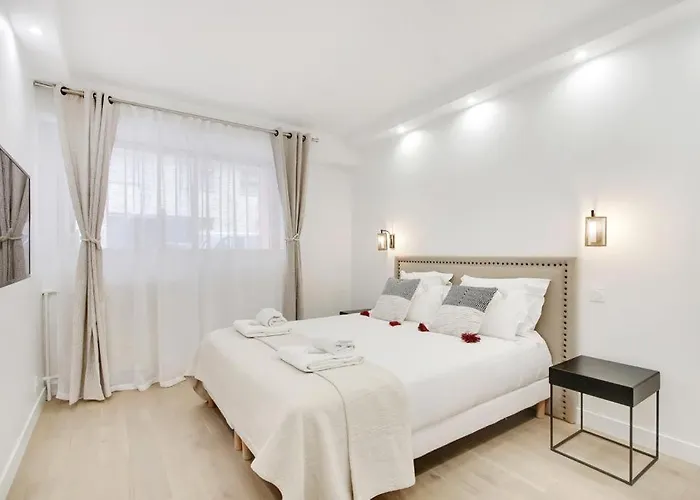 TROCADERO/ EIFFEL TOWER - 3 Bedrooms- All New!